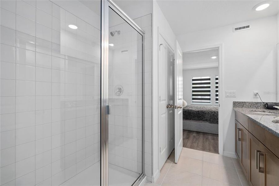 Furnished interior view inside a new home in Aulin Square, Oviedo (Image 32).