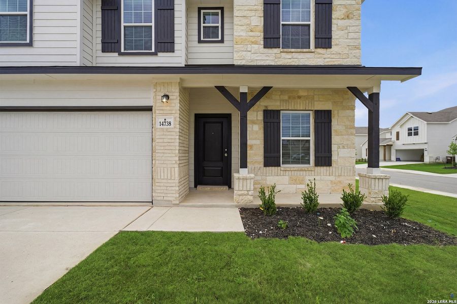 Exterior details and patio area of a home in Hennersby Hollow, San Antonio (Image 22).