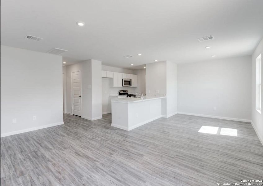 Spacious, unfurnished interior of a new home in Las Colinas, Kenedy (Image 5).
