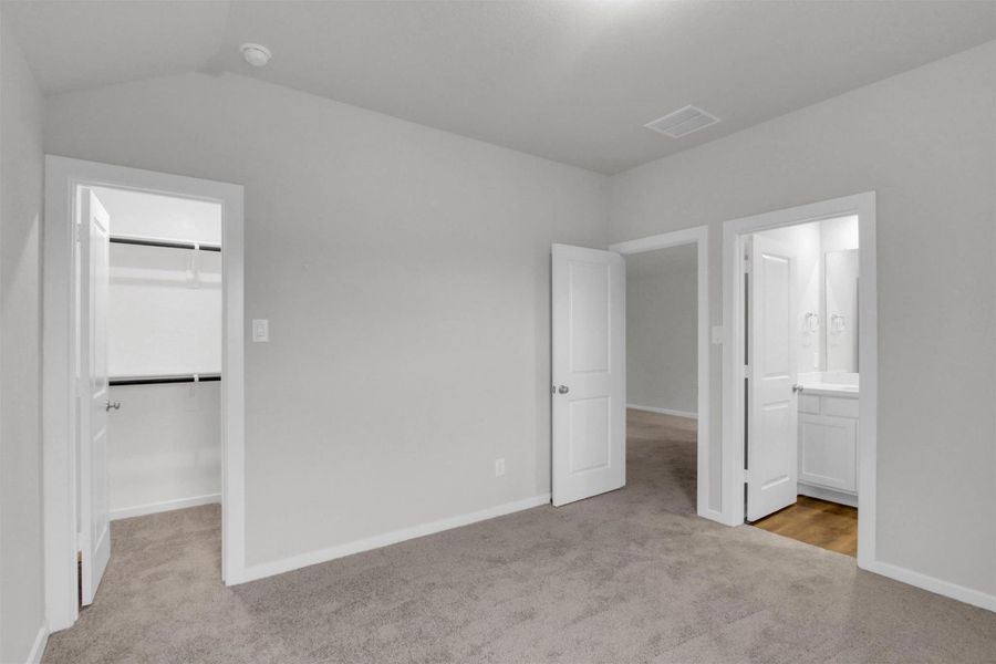 Spacious, unfurnished interior of a new home in River Ranch 55', Mont Belvieu (Image 49).