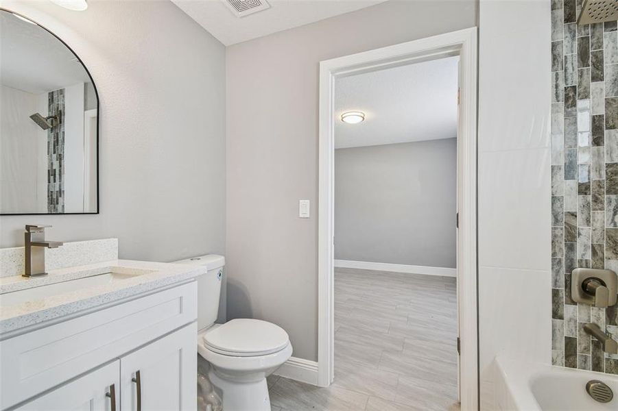 Bathroom 3 (Jack n Jill)