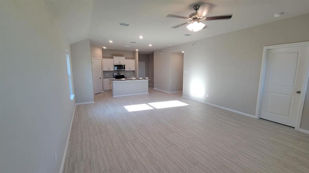 Spacious, unfurnished interior of a new home in Highlands at Chapel Creek, Fort Worth (Image 8). Spacious, unfurnished interior of a new home in Highlands at Chapel Creek, Fort Worth (Image 8).