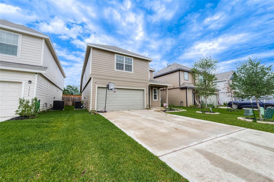 Front exterior of a new home in Cliffstone Hills, Conroe, TX, highlighting curb appeal (Image 23). Front exterior of a new home in Cliffstone Hills, Conroe, TX, highlighting curb appeal (Image 23).
