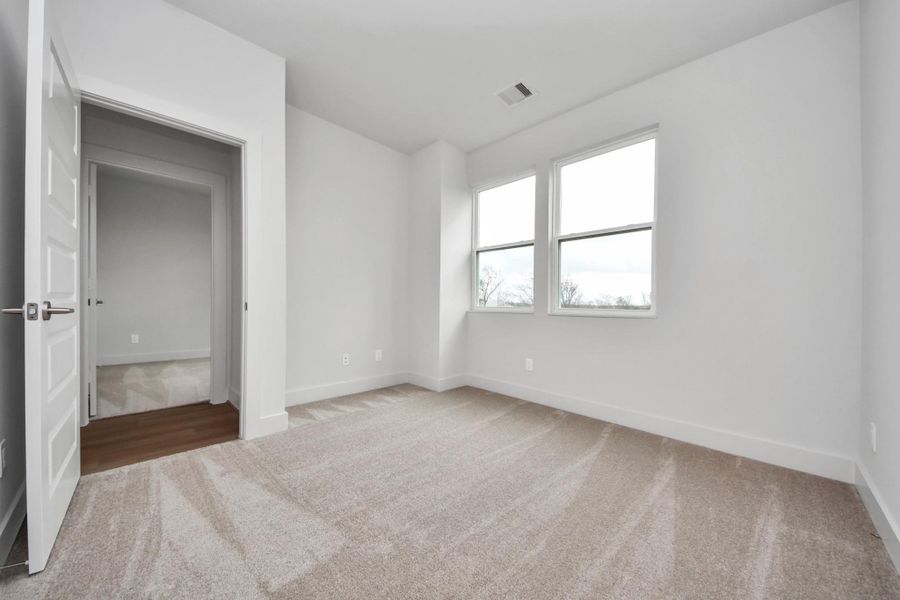 Spacious, unfurnished interior of a new home in Alicante, Houston (Image 29).