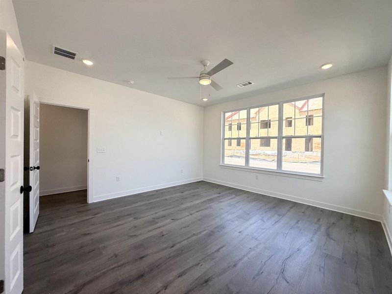 Spare room featuring dark wood-style flooring, a ceiling fan, and recessed lighting