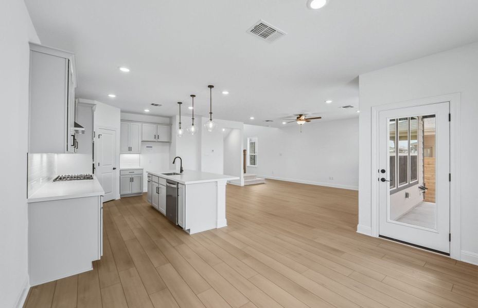 Spacious, unfurnished interior of a new home in Horizon Lake, Leander (Image 43).