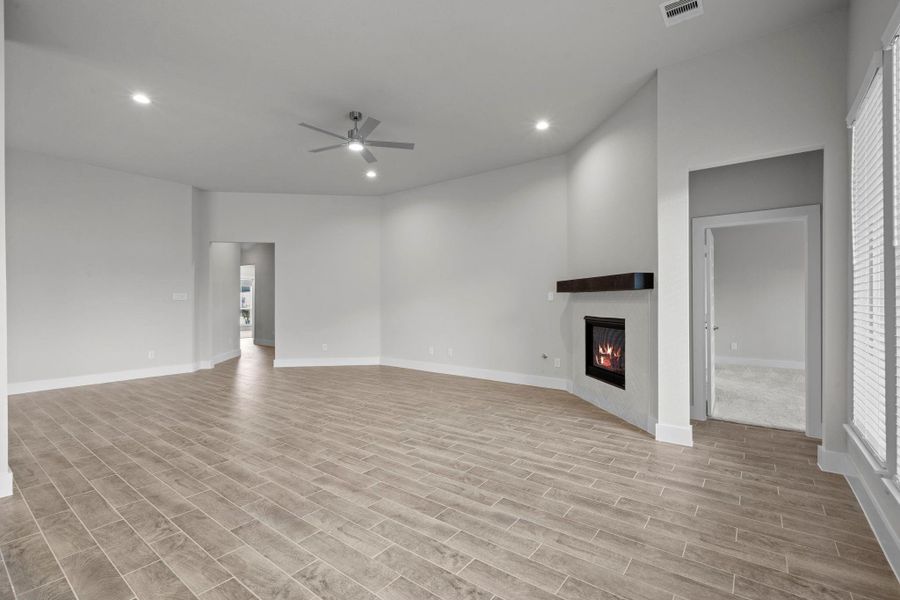 Spacious, unfurnished interior of a new home in Barton Creek Ranch, Conroe (Image 22).