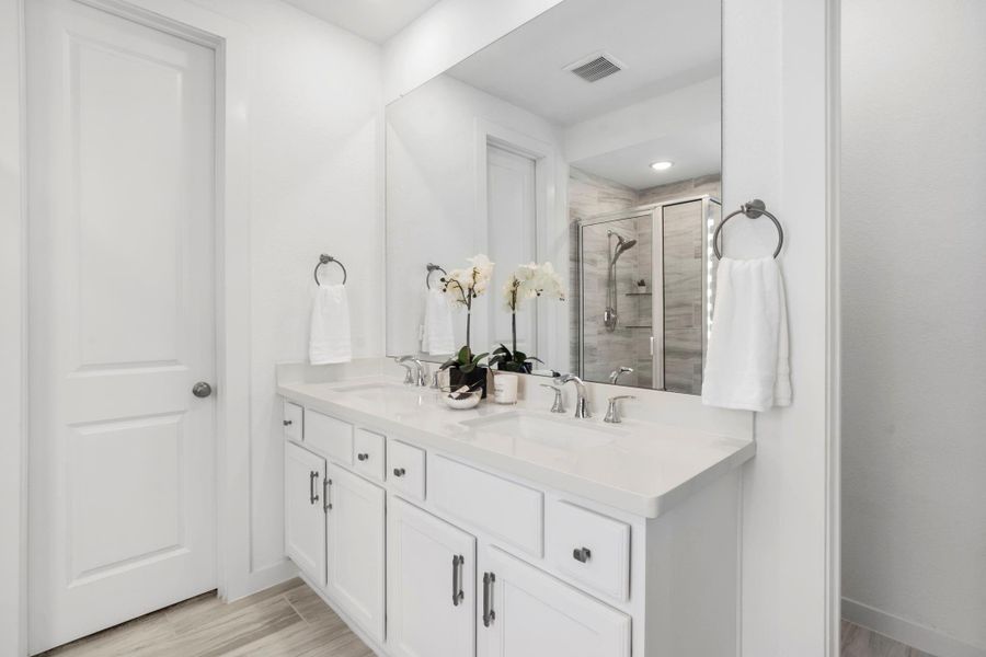 Dual sinks and lots of storage Dual sinks and lots of storage