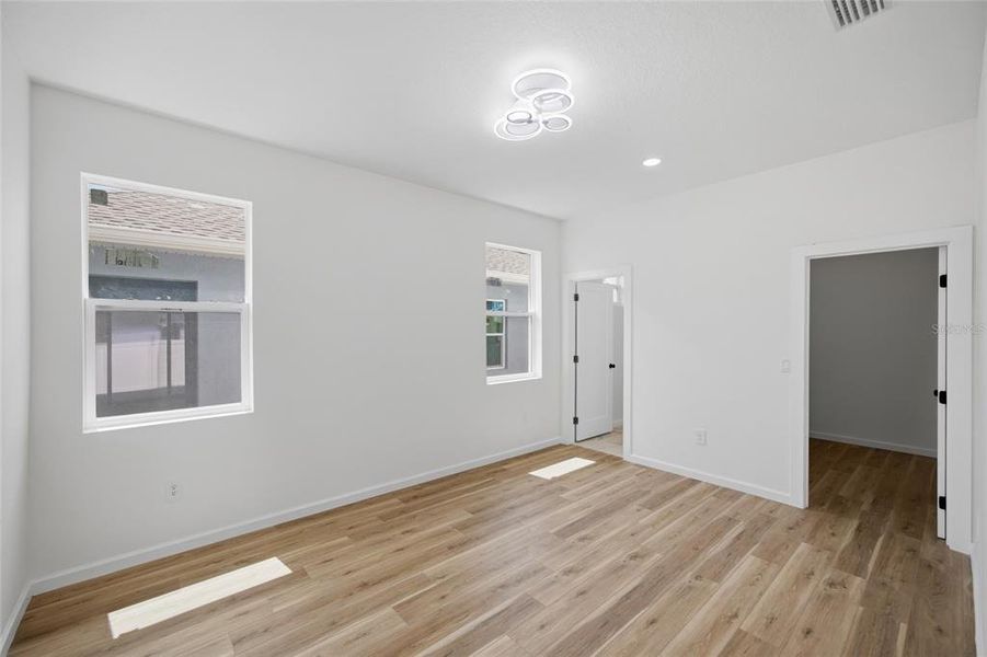 Spacious, unfurnished interior of a new home in , Tampa (Image 29).