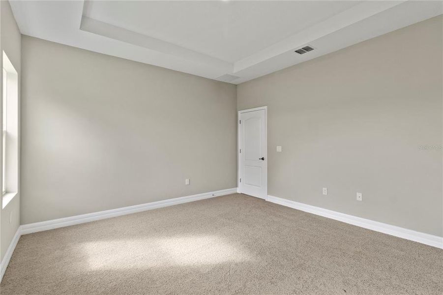 Spacious, unfurnished interior of a new home in , Leesburg (Image 12).