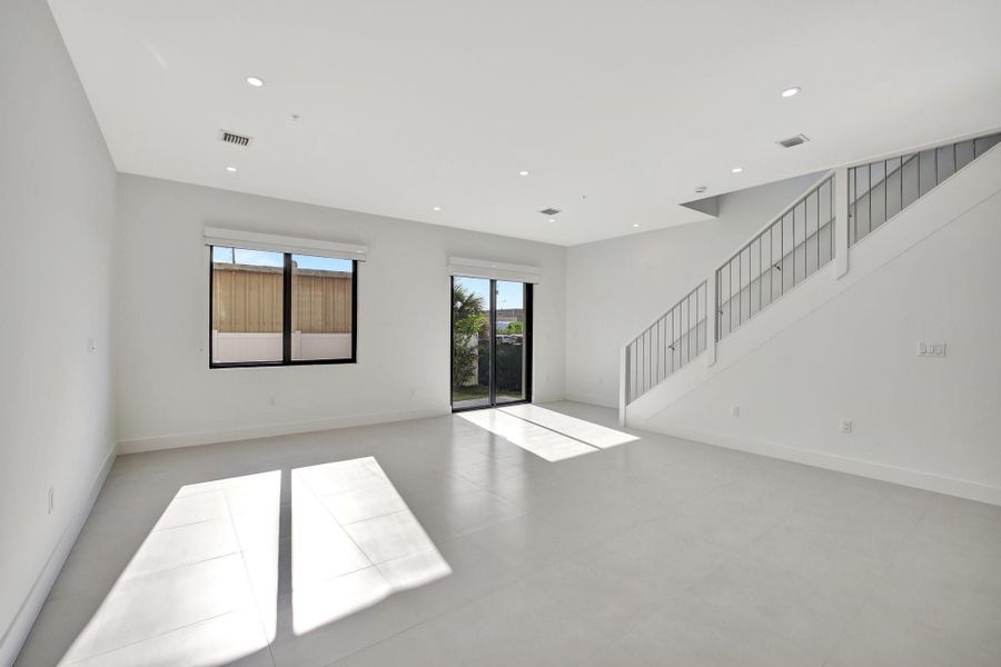 Spacious, unfurnished interior of a new home in , Oakland Park (Image 18).
