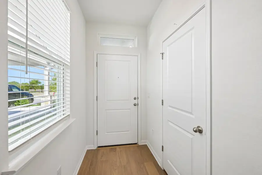 Spacious, unfurnished interior of a new home in Porter Country, Buda (Image 9).