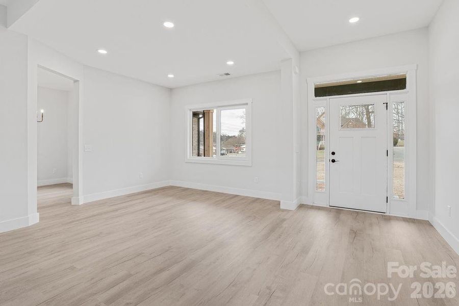 Spacious, unfurnished interior of a new home in , Dallas (Image 29).