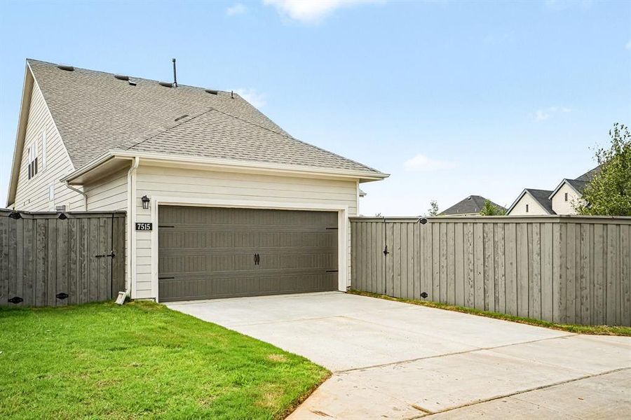 Exterior details and patio area of a home in , Venus (Image 3).