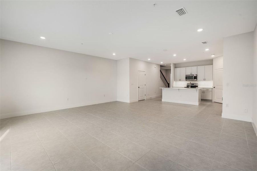 Spacious, unfurnished interior of a new home in Magnolia Reserve, Ocoee (Image 20).