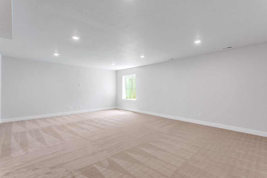 Spacious, unfurnished interior of a new home in The Aurora Highlands, Aurora (Image 23).