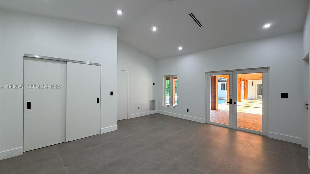 Spacious, unfurnished interior of a new home in , Palmetto Bay (Image 31).
