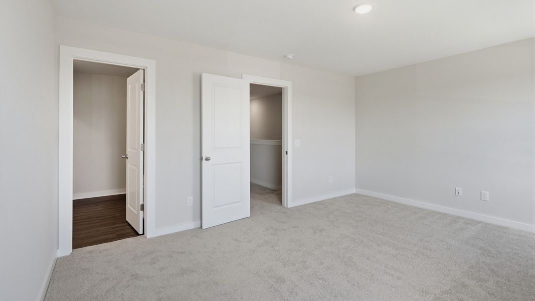 Primary room with connected bathroom and walk-in closet