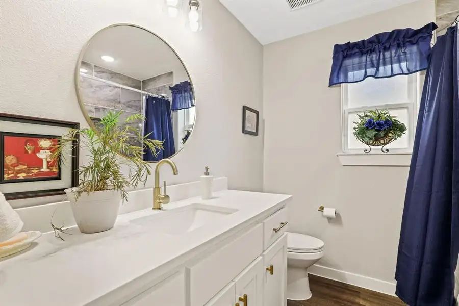 Furnished interior view inside a new home in , Denison (Image 7).