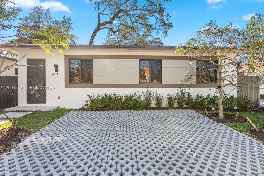 Exterior details and patio area of a home in , Miami (Image 20).