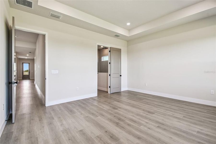 Spacious, unfurnished interior of a new home in Palmera Wellen Park - Classic Series, Venice (Image 17).