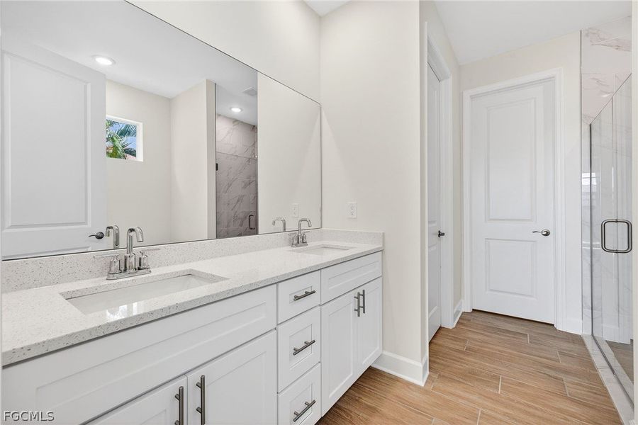 Furnished interior view inside a new home in Cape Coral, Cape Coral (Image 9).
