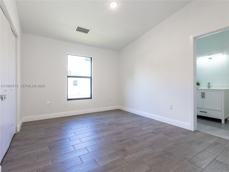 Spacious, unfurnished interior of a new home in , Pompano Beach (Image 13).