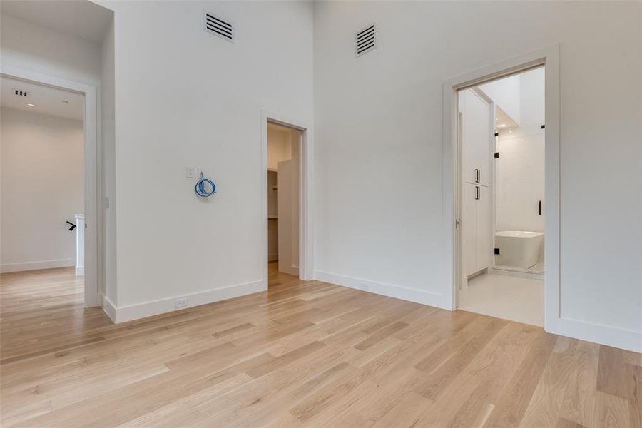 Spacious, unfurnished interior of a new home in , Dallas (Image 15).