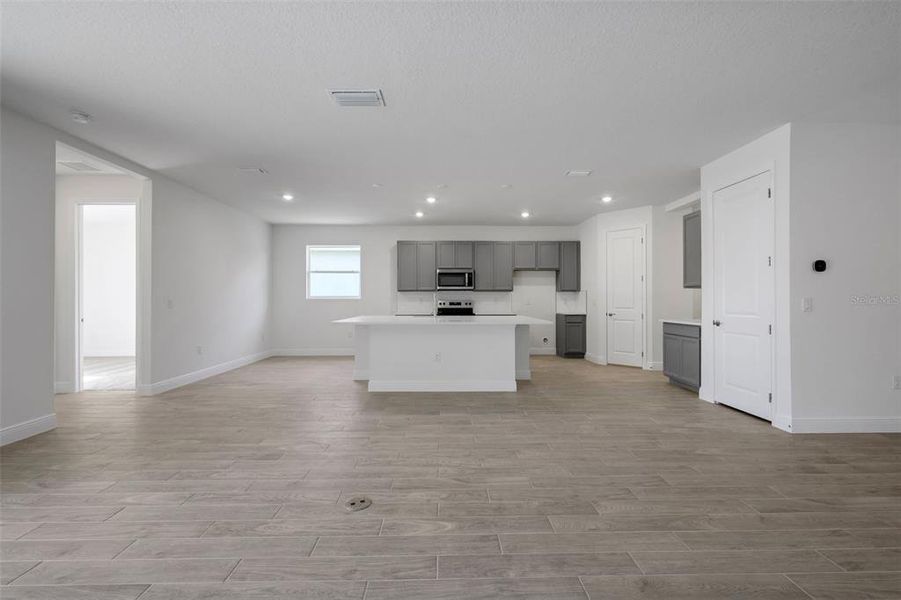 Spacious, unfurnished interior of a new home in Angeline, Land O' Lakes (Image 25).