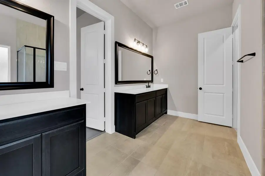 Furnished interior view inside a new home in Springside Estates II, Waxahachie (Image 6). Furnished interior view inside a new home in Springside Estates II, Waxahachie (Image 6).