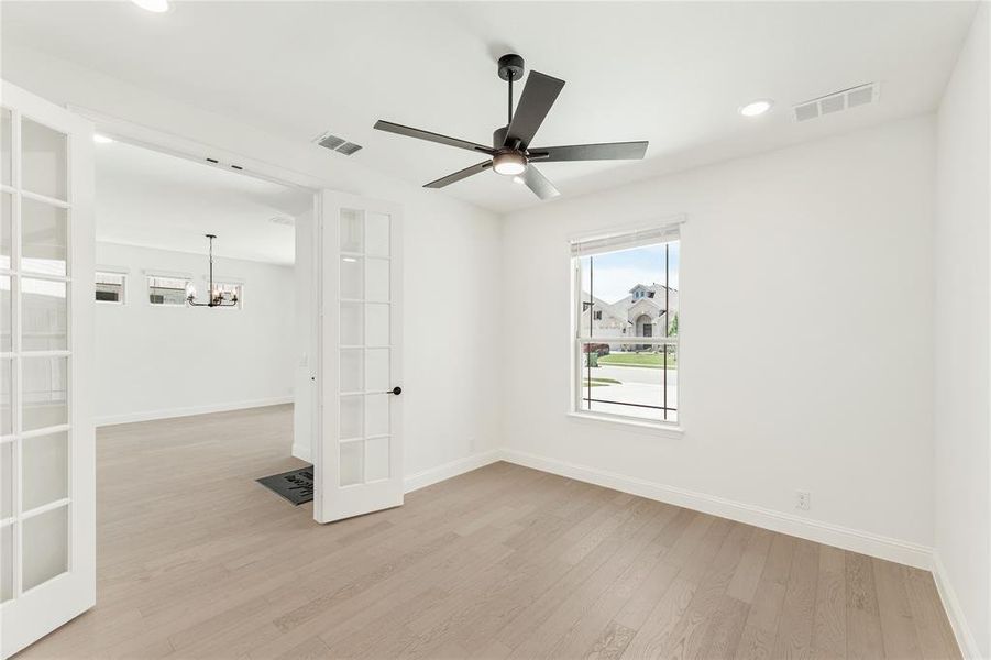Spacious, unfurnished interior of a new home in Chaparral Park, Oak Point (Image 19).