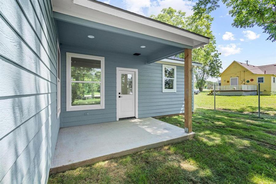 Exterior details and patio area of a home in , Denison (Image 3).