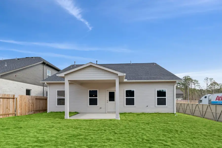 Exterior details and patio area of a home in Sierra Vista, Rosharon (Image 2).