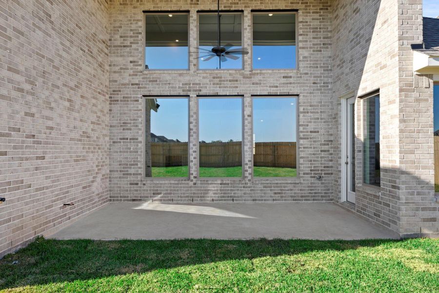 Exterior details and patio area of a home in The Meadows at Imperial Oaks 60', Conroe (Image 22).