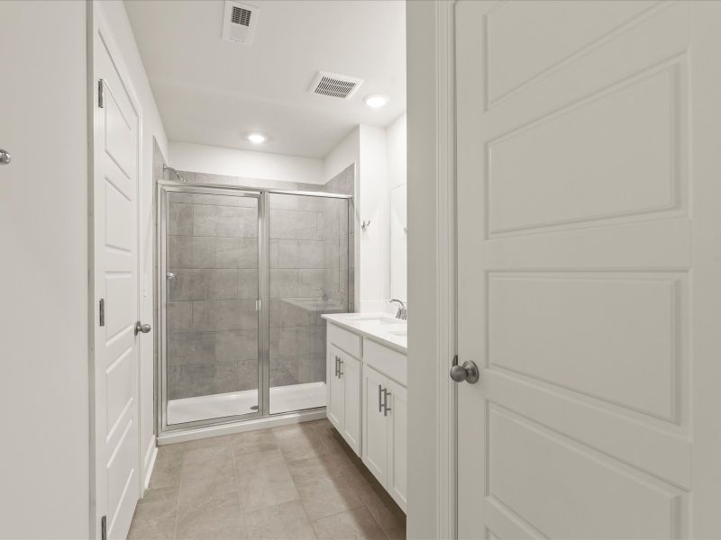 Spacious, unfurnished interior of a new home in Avalon Townes, Lyman (Image 15).