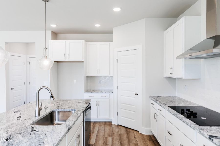 RDU_BeverlyPlace_Lot135_Redwood_QMI (10)