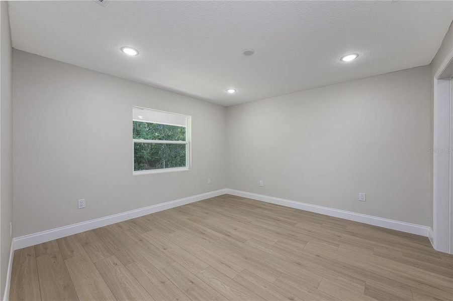 Spacious, unfurnished interior of a new home in , Deland (Image 16).