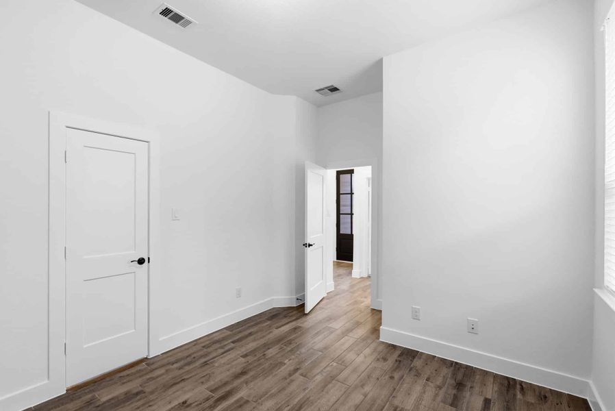 Spacious, unfurnished interior of a new home in Mulberry Farms, Santa Fe (Image 21).