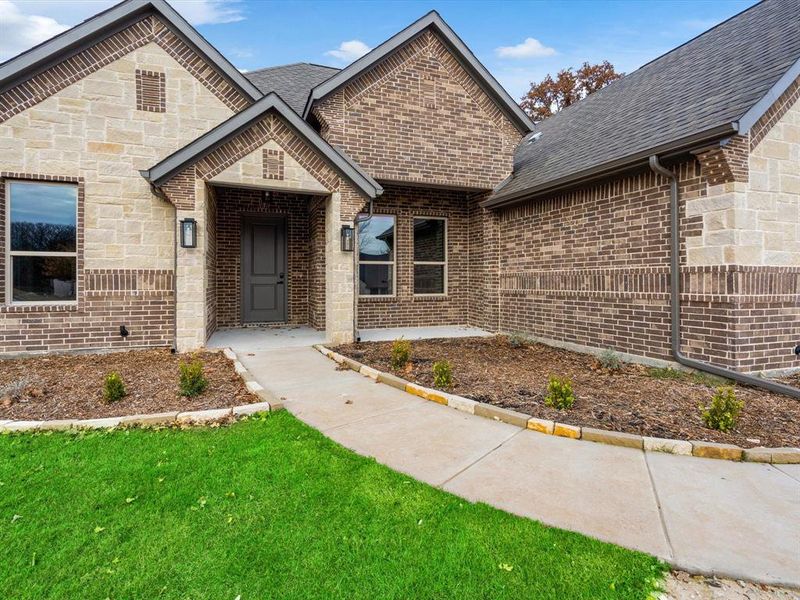 View of front of property featuring a front yard