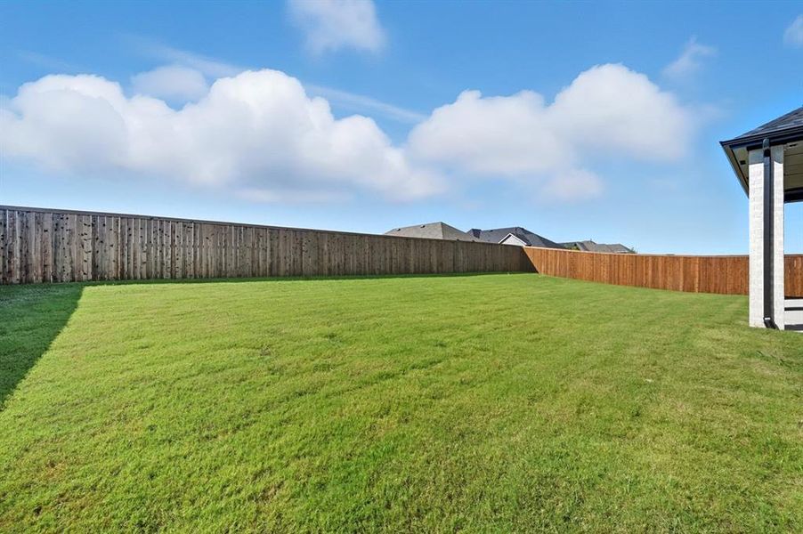 Exterior details and patio area of a home in Ridge Crossing, Waxahachie (Image 1). Exterior details and patio area of a home in Ridge Crossing, Waxahachie (Image 1).