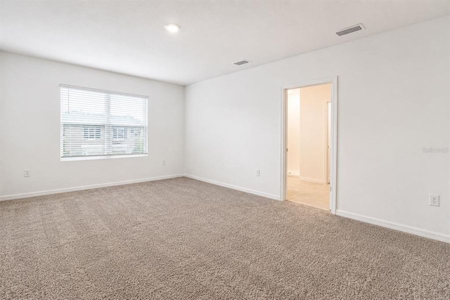 Spacious, unfurnished interior of a new home in Deerbrook, Land O' Lakes (Image 23).