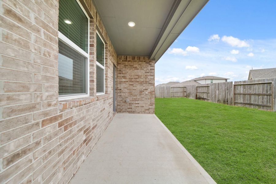 Exterior details and patio area of a home in Lago Mar, Texas City (Image 4).
