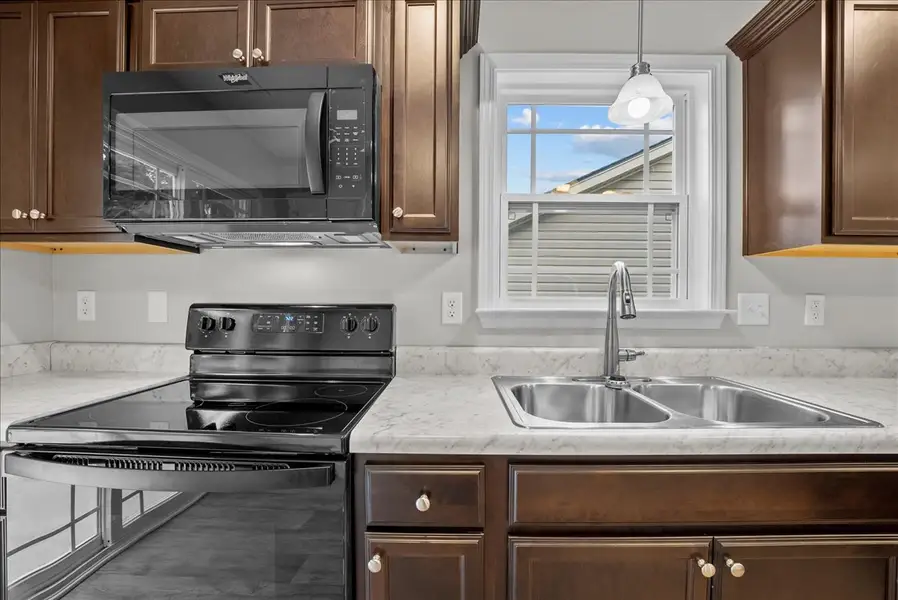 Representative interior finishes for a home built from the Lyman by Enchanted Homes in Lonesome Dove, San Antonio (Image 13).