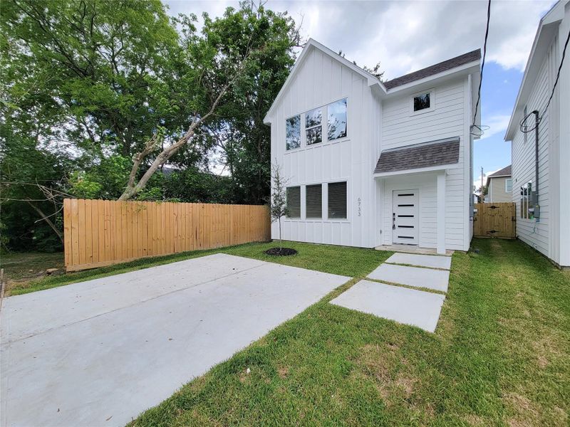 Front exterior of a new home in , Houston, TX, highlighting curb appeal (Image 29).