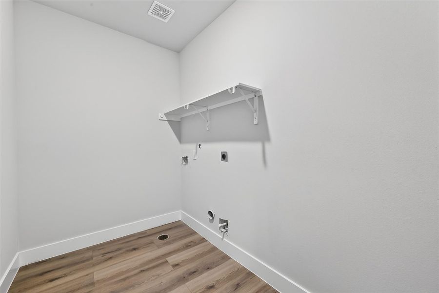 Spacious, unfurnished interior of a new home in Metro Village, Houston (Image 20).