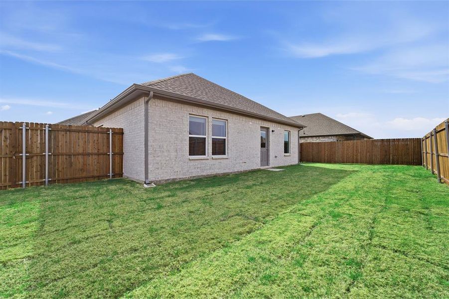 Exterior details and patio area of a home in Saddlebrook Estates, Waxahachie (Image 3).