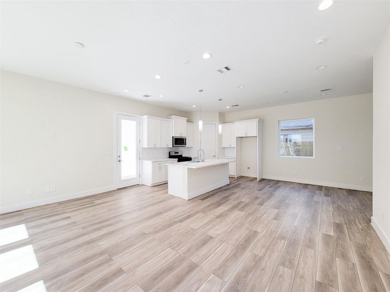 Spacious, unfurnished interior of a new home in , Houston (Image 24).