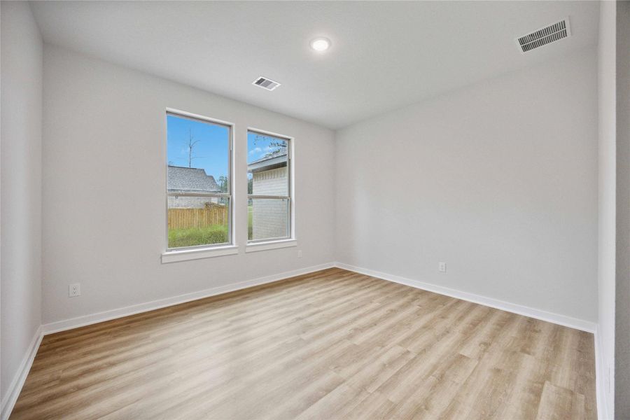 Spacious, unfurnished interior of a new home in Deer Pines, Conroe (Image 10).