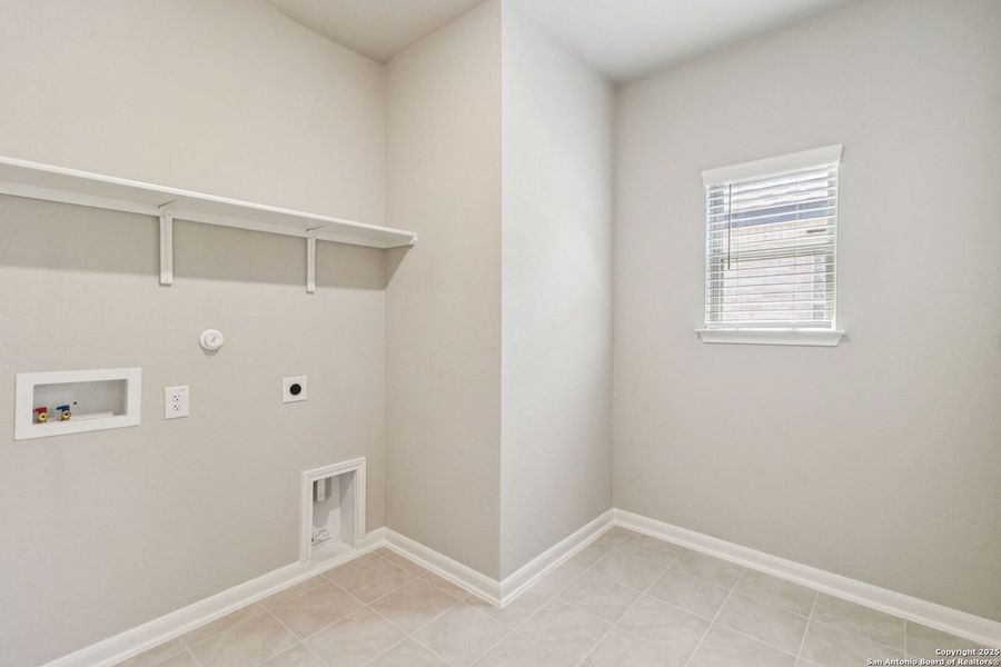 Spacious, unfurnished interior of a new home in Arcadia Ridge - Classic Series, San Antonio (Image 15).