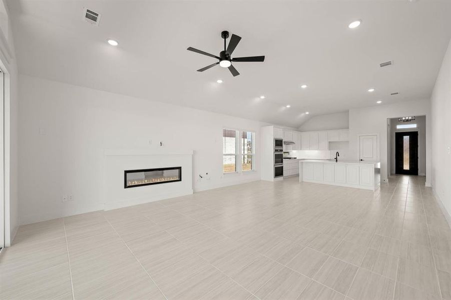 Spacious, unfurnished interior of a new home in Llano Springs, Fort Worth (Image 24). Spacious, unfurnished interior of a new home in Llano Springs, Fort Worth (Image 24).